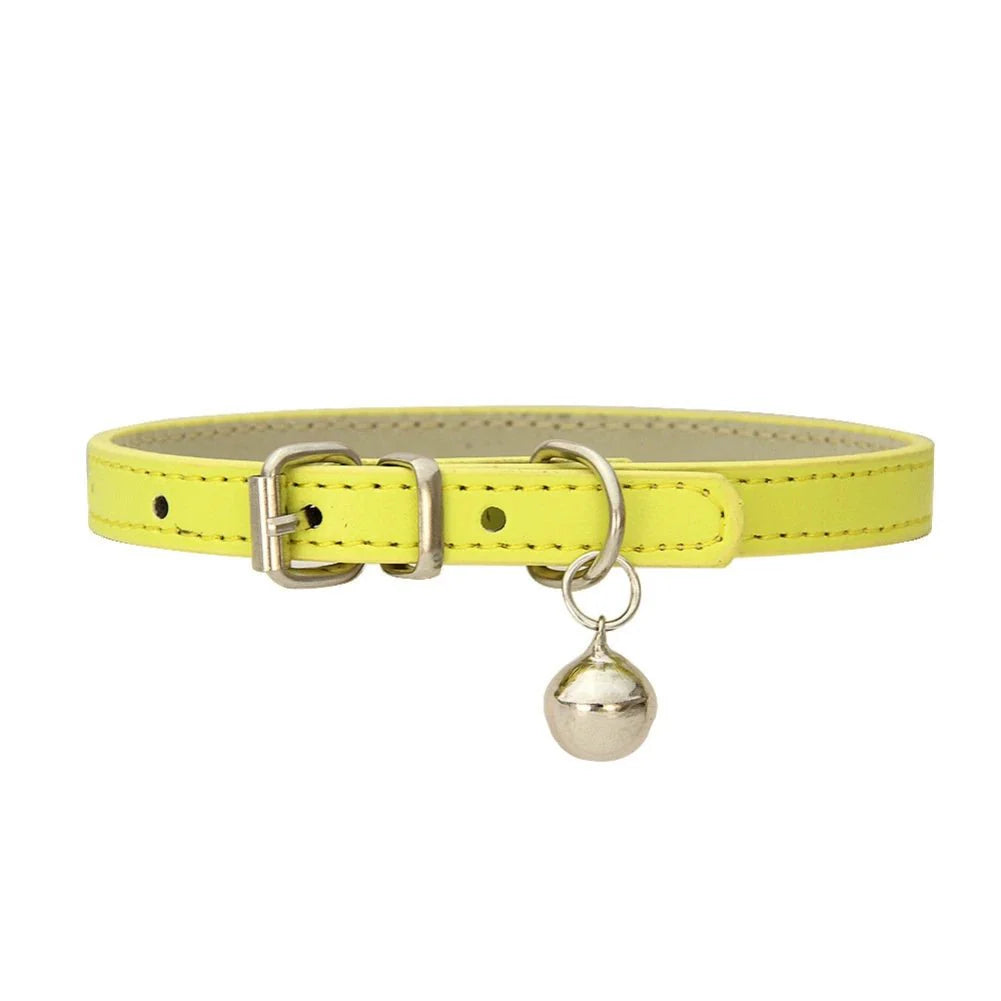 Collier pour chat avec clochette en cuir jaune vif, réglable et durable pour le confort de votre animal