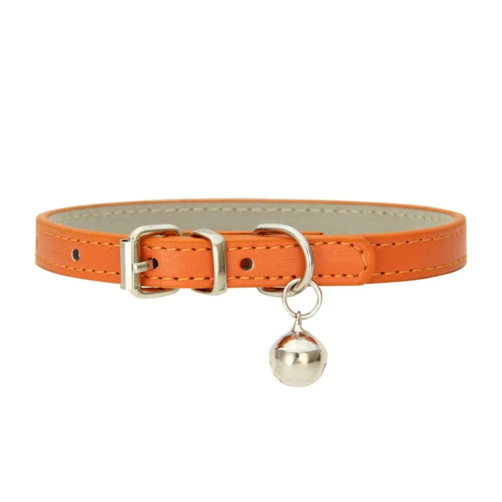 Collier pour chat avec clochette en cuir orange réglable pour un confort optimal
