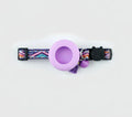 Collier pour chat avec emplacement Airtag en violet et motif coloré, idéal pour les chats aventuriers