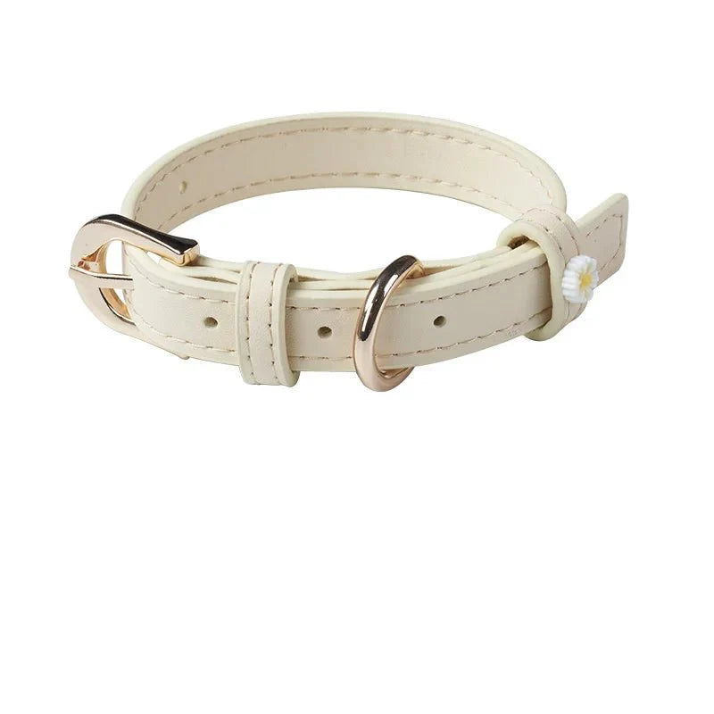 Collier pour chat beige en cuir avec boucle dorée et petite fleur décorative Oscar et Plume