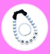 Collier pour chien Oscar et Plume avec perles blanches et lettres personnalisées pour animaux de compagnie