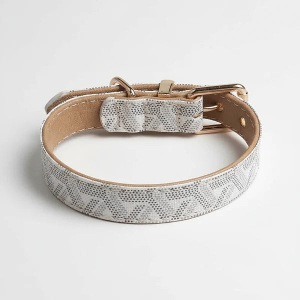 Collier pour chien design Oscar et Plume en cuir blanc avec motifs géométriques et boucle dorée