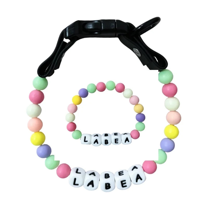 Collier pour chien coloré avec perles en pastel et fermoir sécurisé pour un look tendance