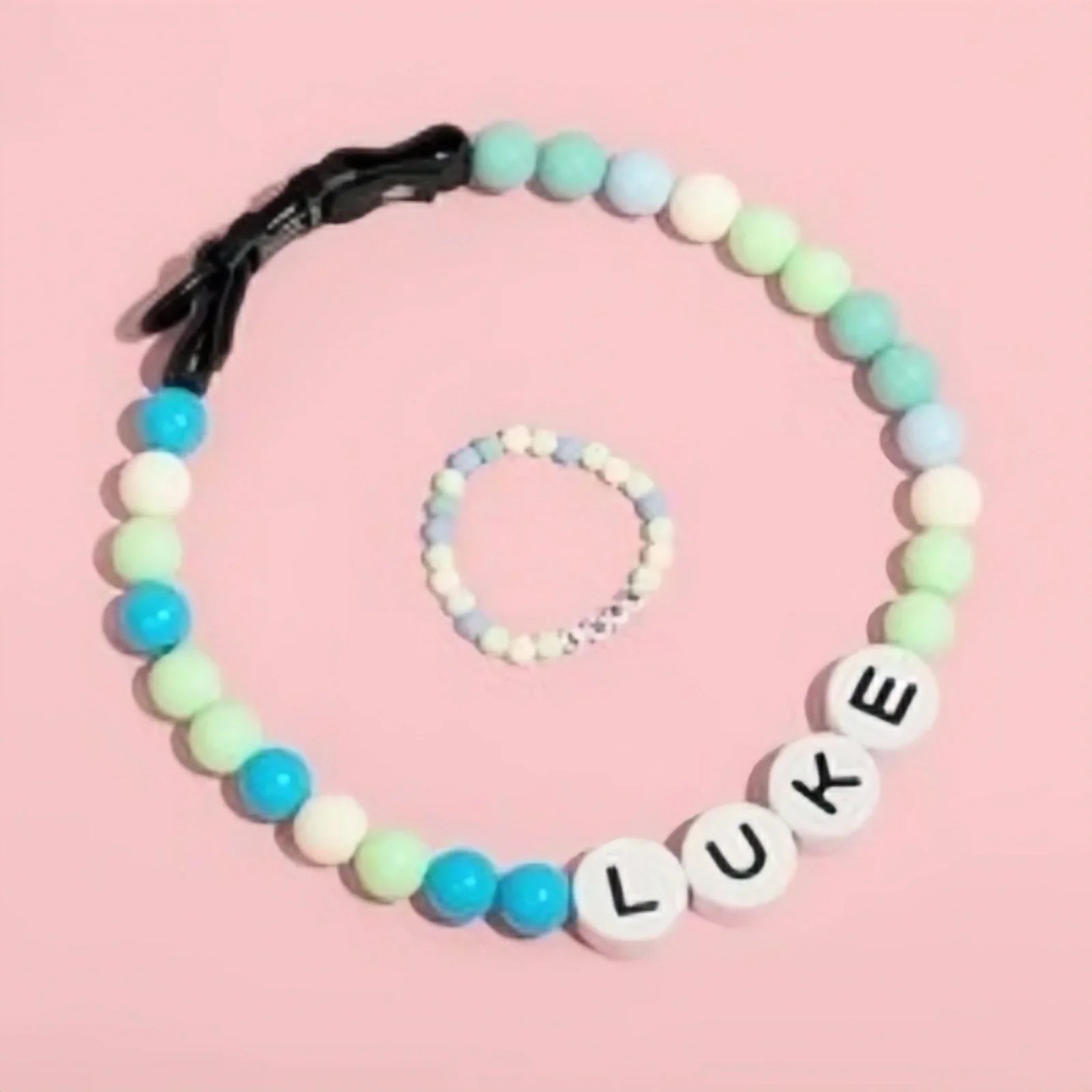 Collier pour chien Oscar et Plume en perles pastel avec le nom LUKE inscrit