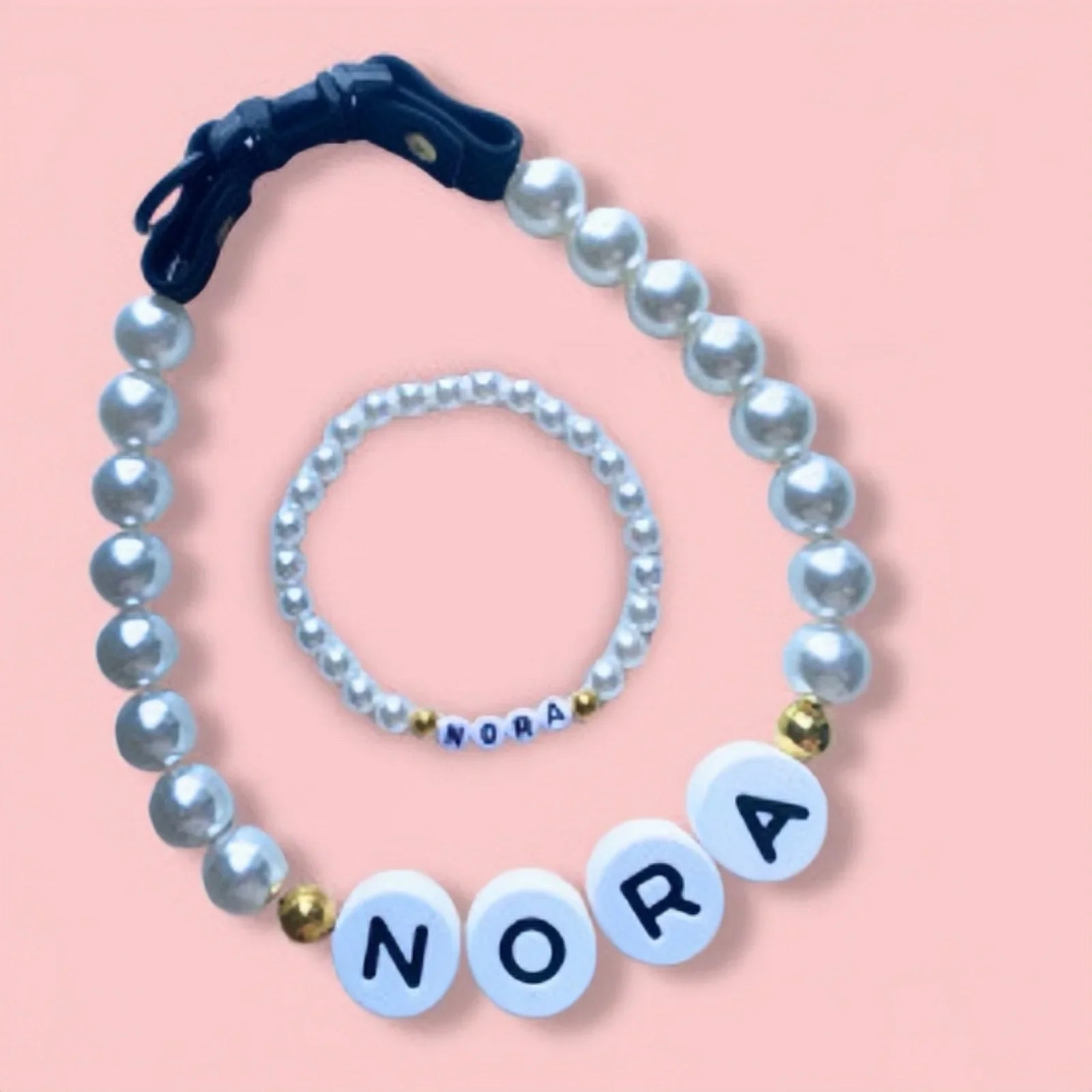 Collier pour chien avec perles blanches et inscription NORA pour chien élégant