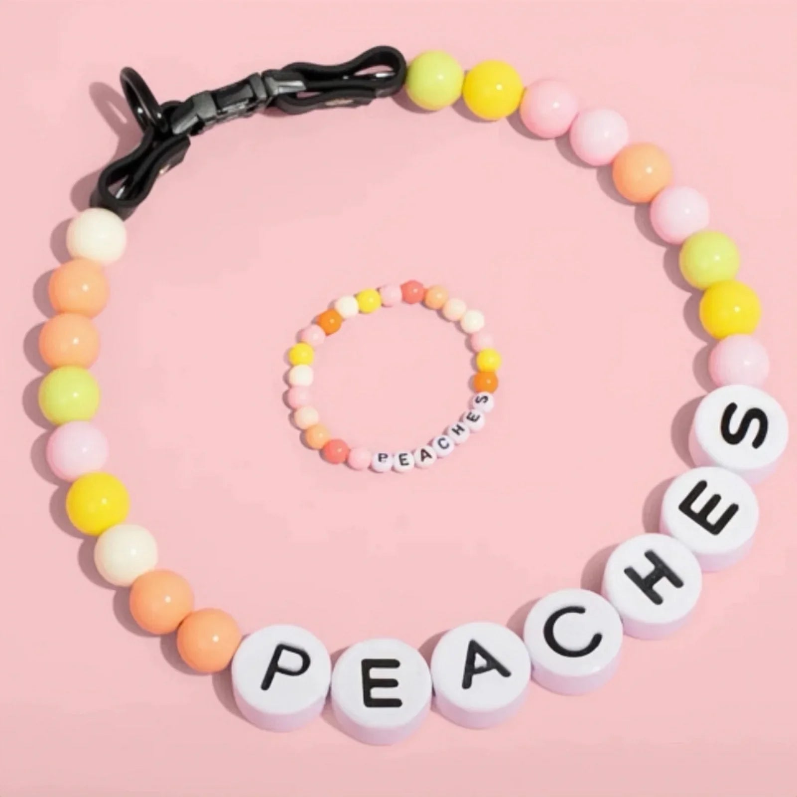 Collier pour chien coloré avec des perles et un pendentif personnalisable portant le mot PEACHES