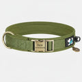collier pour chien personnalisable Oscar et Plume en nylon vert olive avec boucle metal gravee au nom et numero de telephone