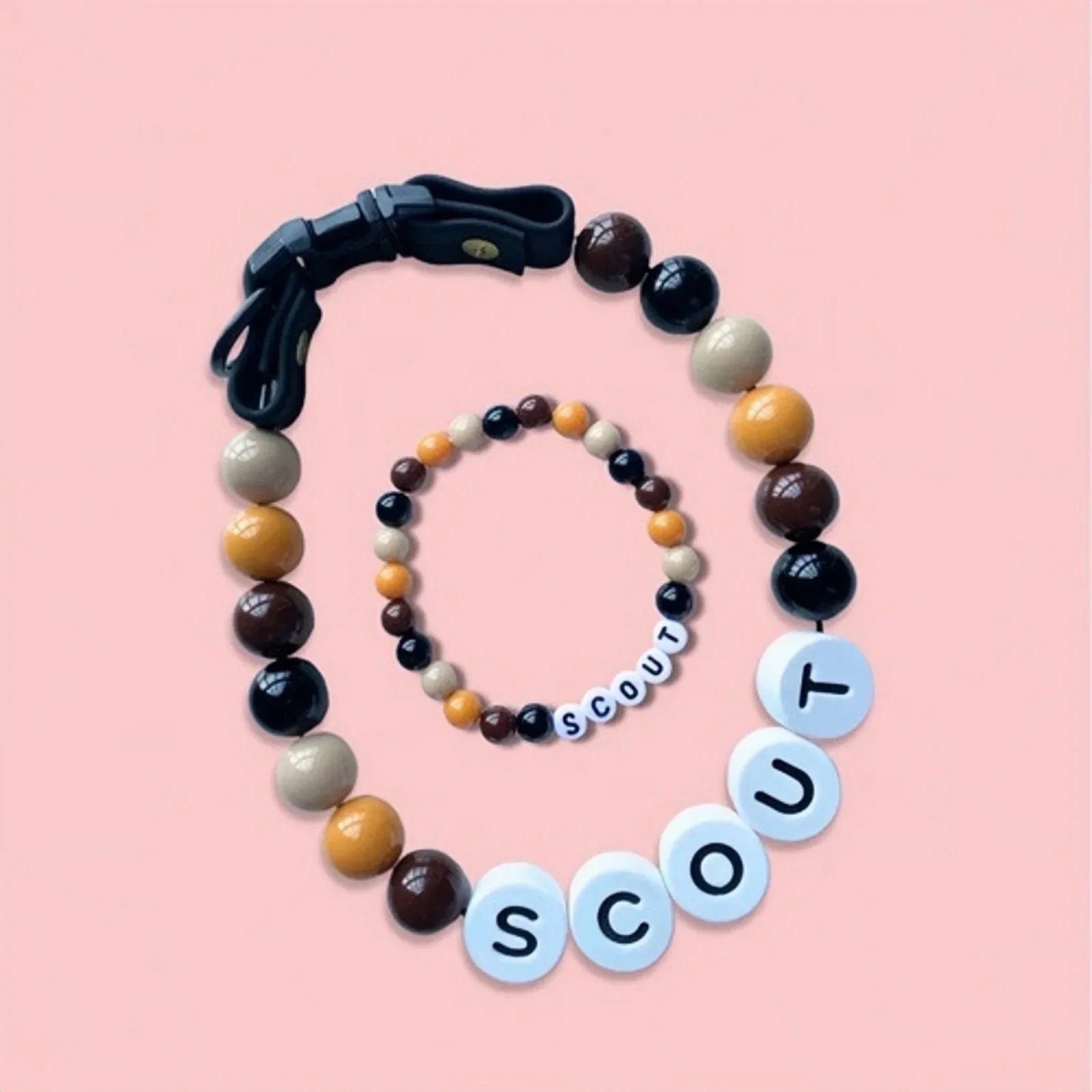 Collier pour chien Oscar et Plume avec perles colorées et nom personnalisé SCOUT