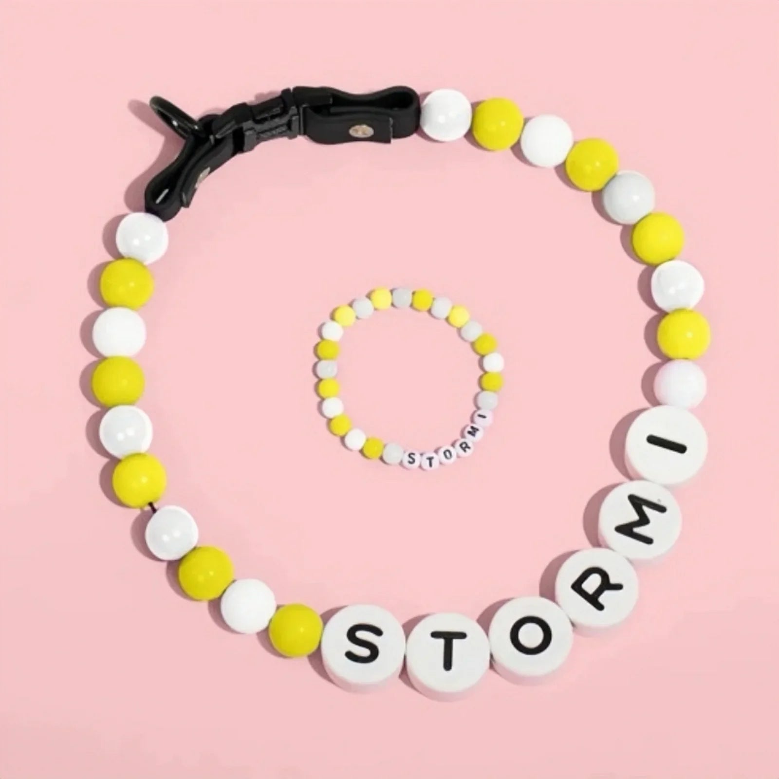 Collier pour chien personnalisé avec perles jaunes et blanches, incluant un bracelet assorti