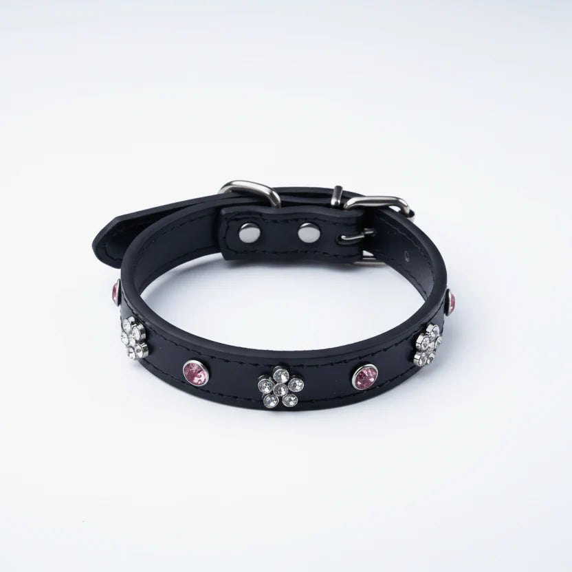 Collier simili cuir petit chien noir décoré de strass brillants et roses