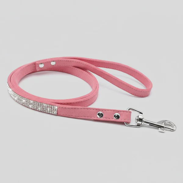 Laisse rose avec strass pour chien, parfaite pour les promenades élégantes avec le collier strass pour chien.