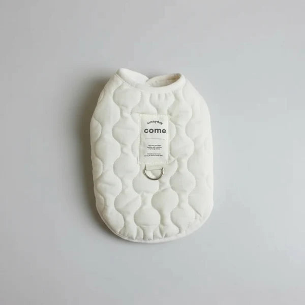 Manteau chaud pour chien Oscar et Plume en tissu matelassé crème avec anneau pour attache
