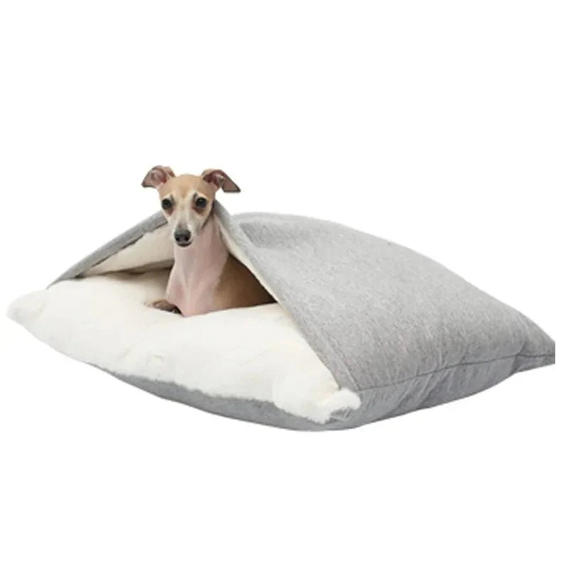 Chien couché sur un coussin chien douillet gris et blanc confortable et moelleux