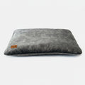 Coussin en velours pour chien Oscar et Plume en gris, confortable et élégant pour le repos des animaux de compagnie