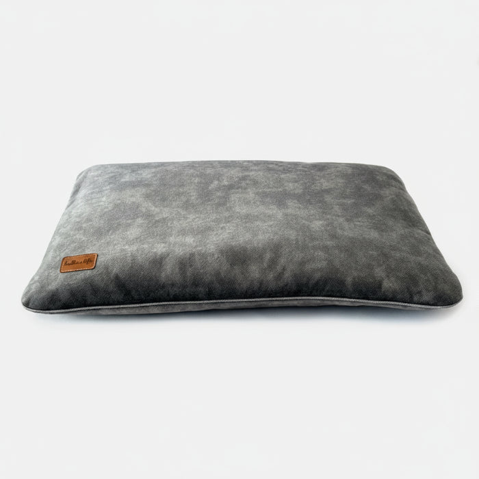 Coussin en velours pour chien Oscar et Plume en gris, confortable et élégant pour le repos des animaux de compagnie