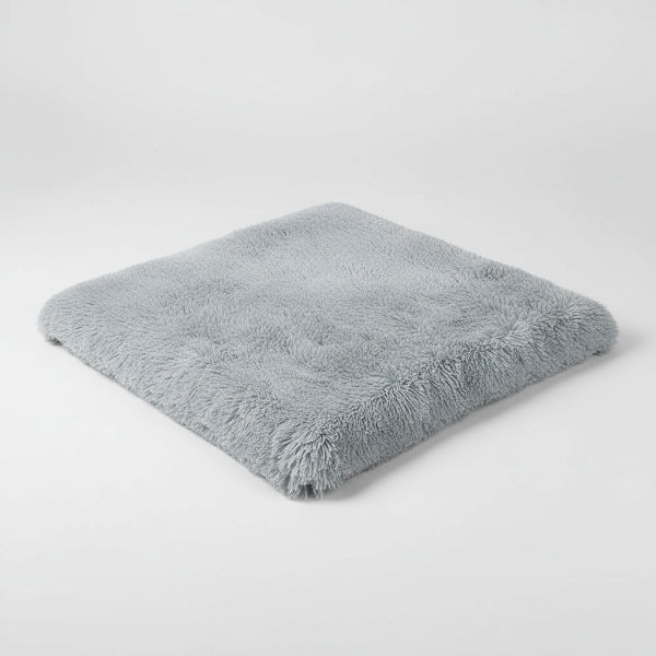 Coussin moelleux pour chien en velours gris, parfait pour le confort de votre animal de compagnie.