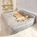 Coussin-pour-chien-xxl-antidérapant-déhoussable-un chien couché sur son grand lit épais au rembourrage épais 100% coton haute densité et housse douce et hypoallergénique de couleur gris dans le salon de l'appartement