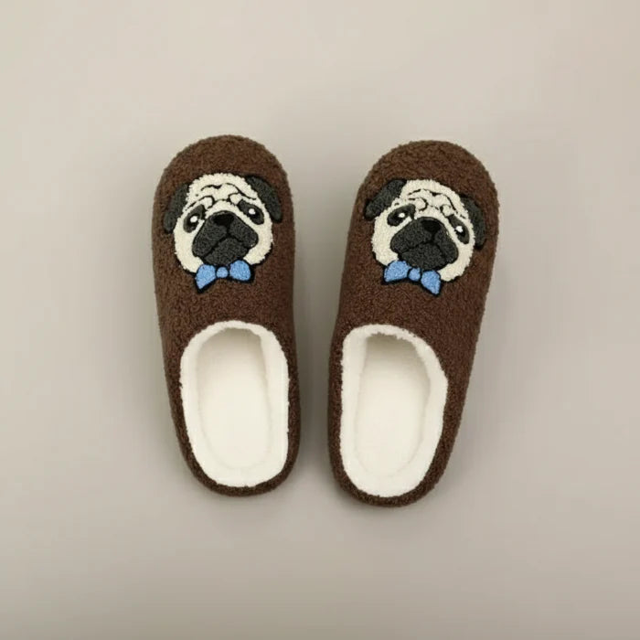 chausson carlin pour femme marron en peluche Oscar et Plume avec visage de carlin brodé et doublure blanche moelleuse