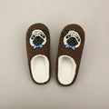 chausson carlin pour femme marron en peluche Oscar et Plume avec visage de carlin brodé et doublure blanche moelleuse