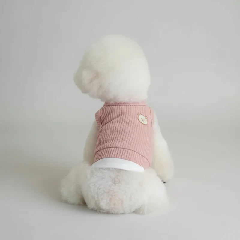 Débardeur pour petit chien rose avec un motif en relief à l'arrière, parfait pour les animaux tendance