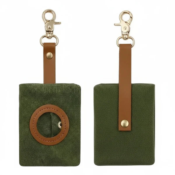 Distributeur de sac à déjections pour chien en tissu vert avec attache en cuir par Oscar et Plume