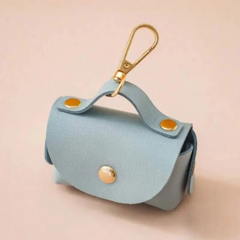 Distributeur sac à crottes bleu clair en cuir avec attache dorée pour chien Oscar et Plume