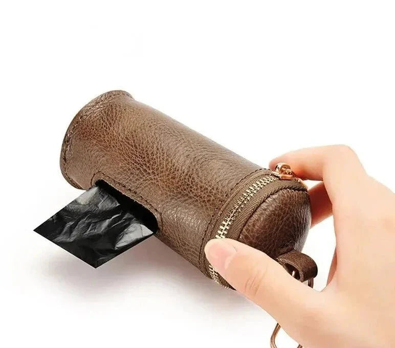 Distributeur sacs crotte cuir marron compact avec fermeture éclair facile à transporter