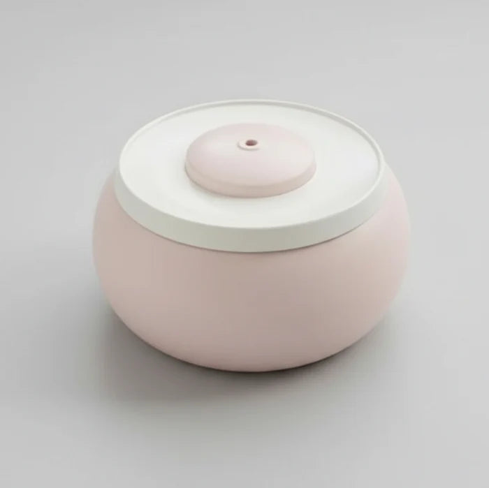 Fontaine à eau pour chat design ronde en rose pastel avec eau filtrée en circulation