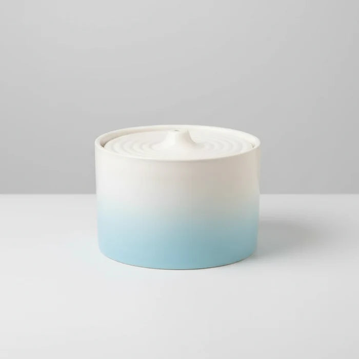 Fontaine en céramique pour chat bleu et blanc de la marque Oscar et Plume design moderne