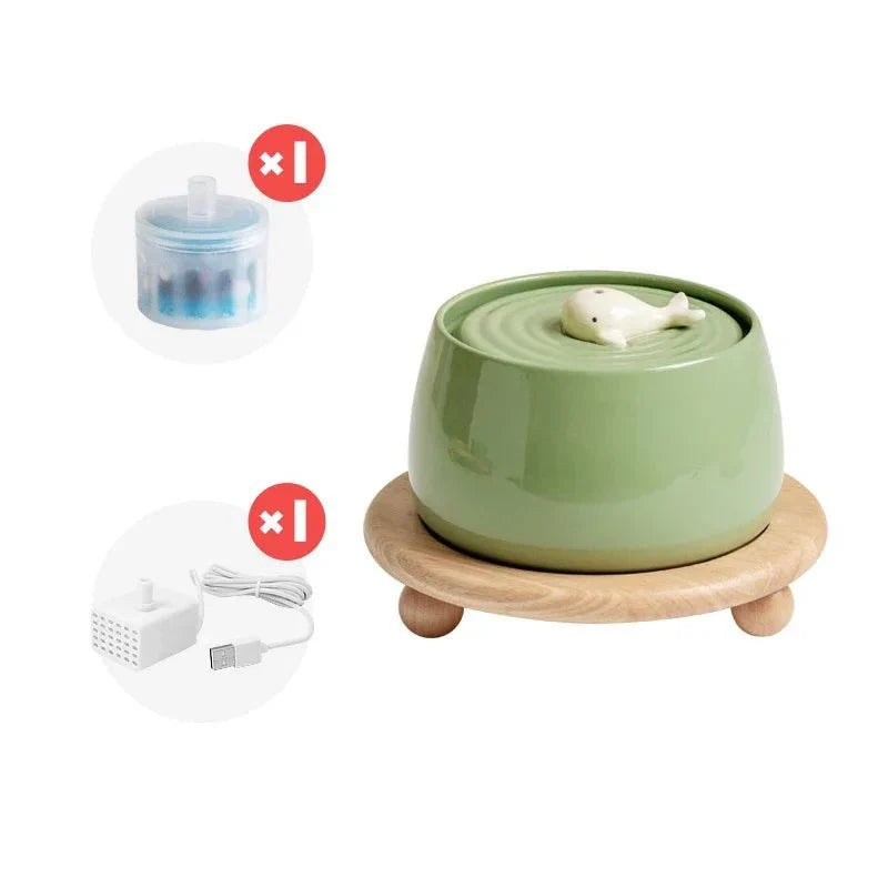 Fontaine en céramique pour chat verte avec socle en bois naturel signée Oscar et Plume