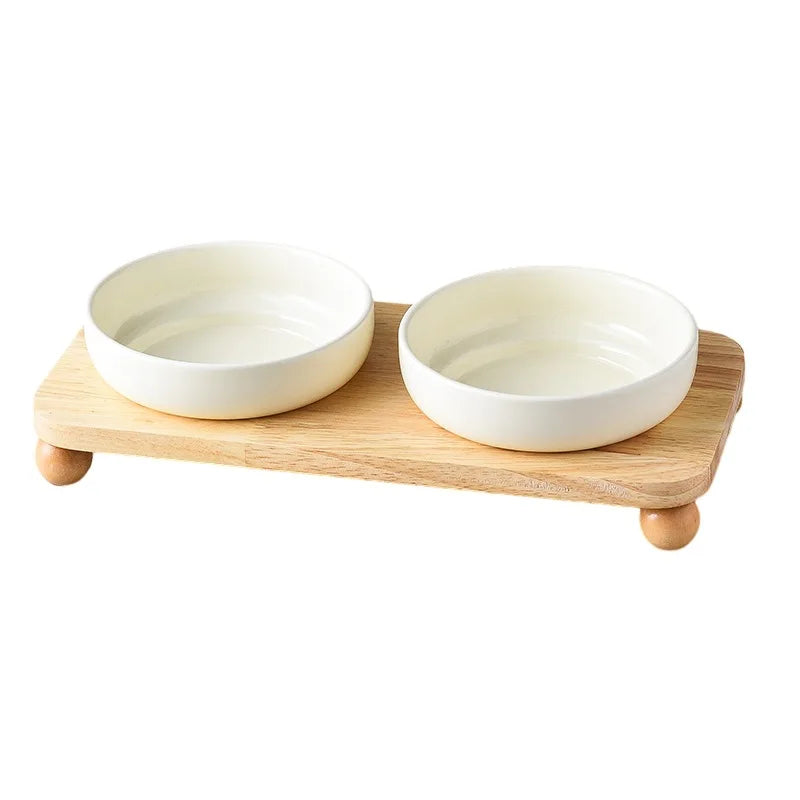 Gamelle céramique pour chien et chat sur support en bois, élégante et pratique pour les repas des animaux