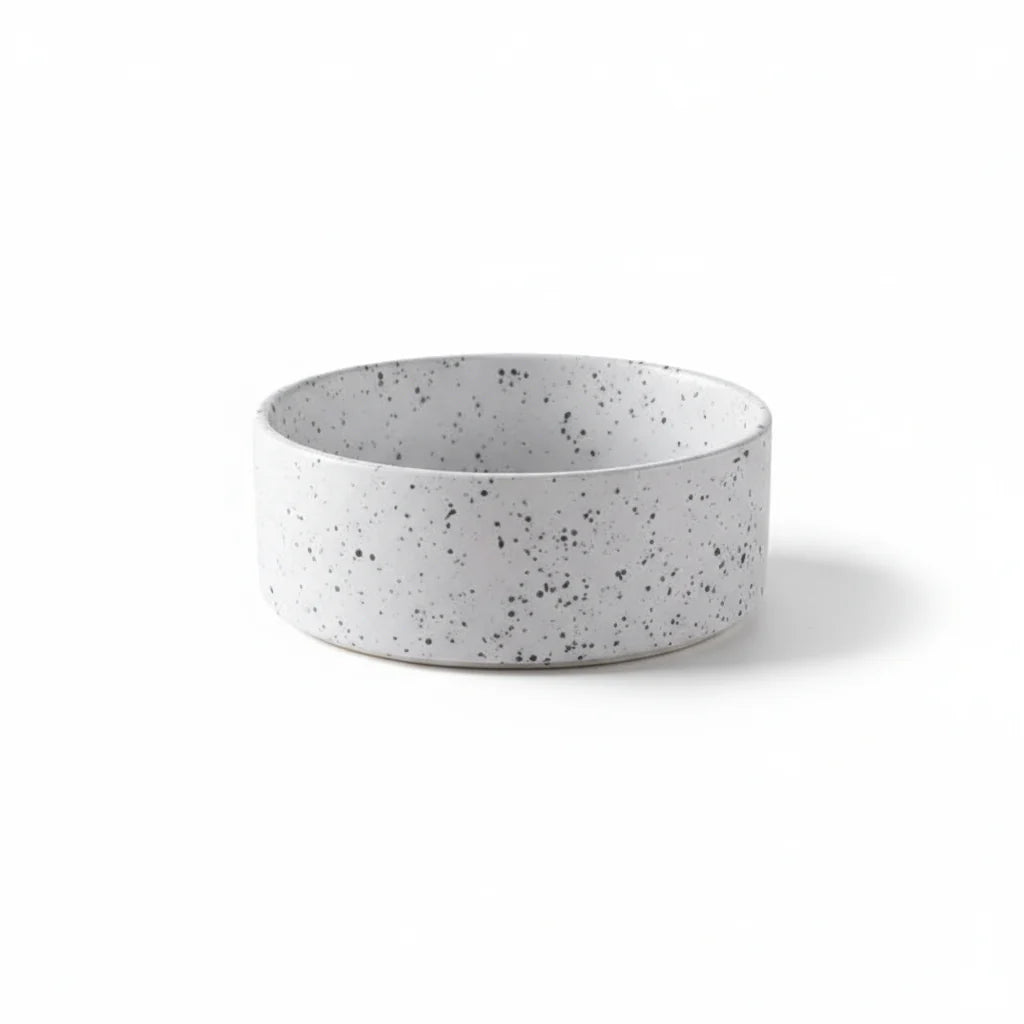Gamelle céramique pour chien blanche avec points noirs de la marque Oscar et Plume