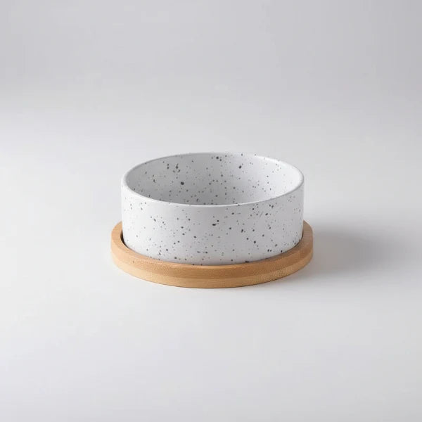 Gamelle céramique pour chien blanche avec motifs salés sur support en bois naturel Oscar et Plume