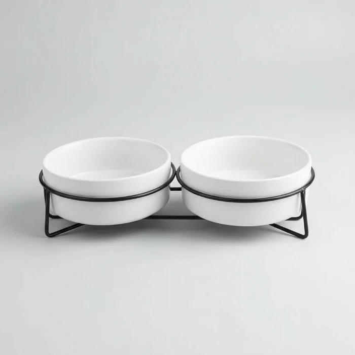 Gamelle design chien double en céramique blanche avec support noir élégant par Oscar et Plume