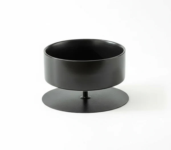 Gamelle surélevée pour chat en métal noir avec un design élégant et moderne