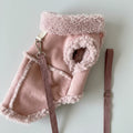 Gilet chien chaud en rose avec doublure en fausse fourrure et attache pour laisse
