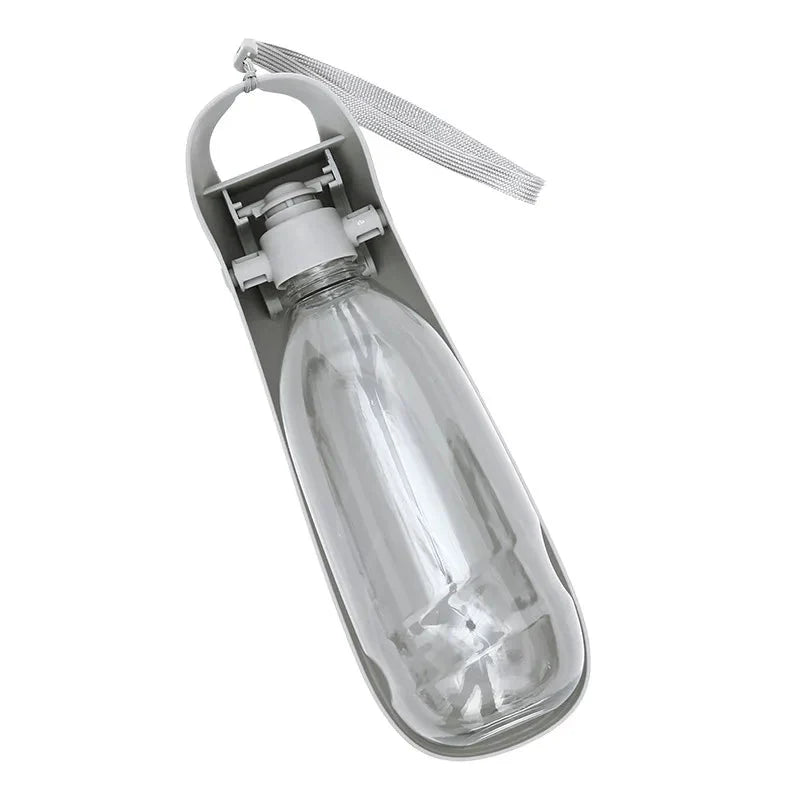 Gourde pour chien avec gamelle intégrée de couleur grise pour faciliter l'hydratation en déplacement
