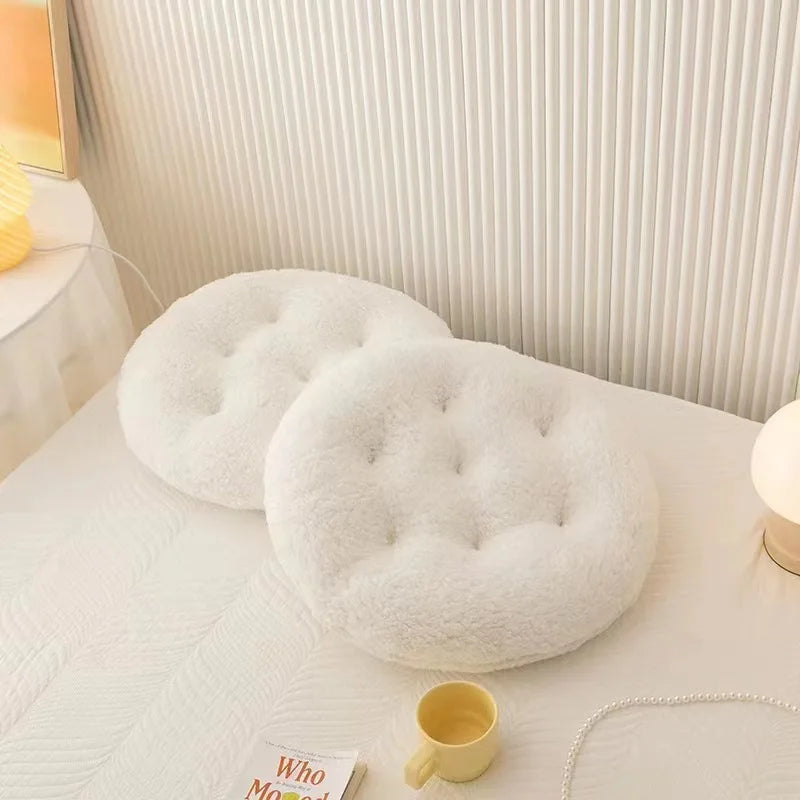 Hamac pour chat design blanc doux et moelleux posé sur un lit dans une chambre lumineuse