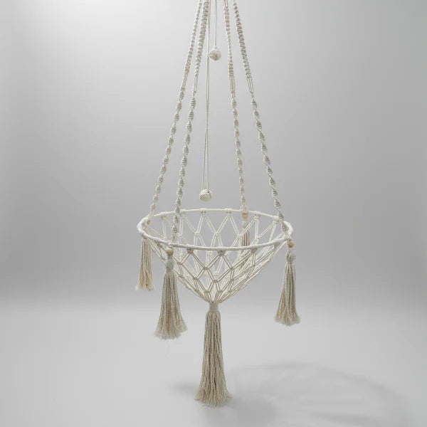 Hamac pour chat design suspendu en macramé avec franges de couleur beige par Oscar et Plume