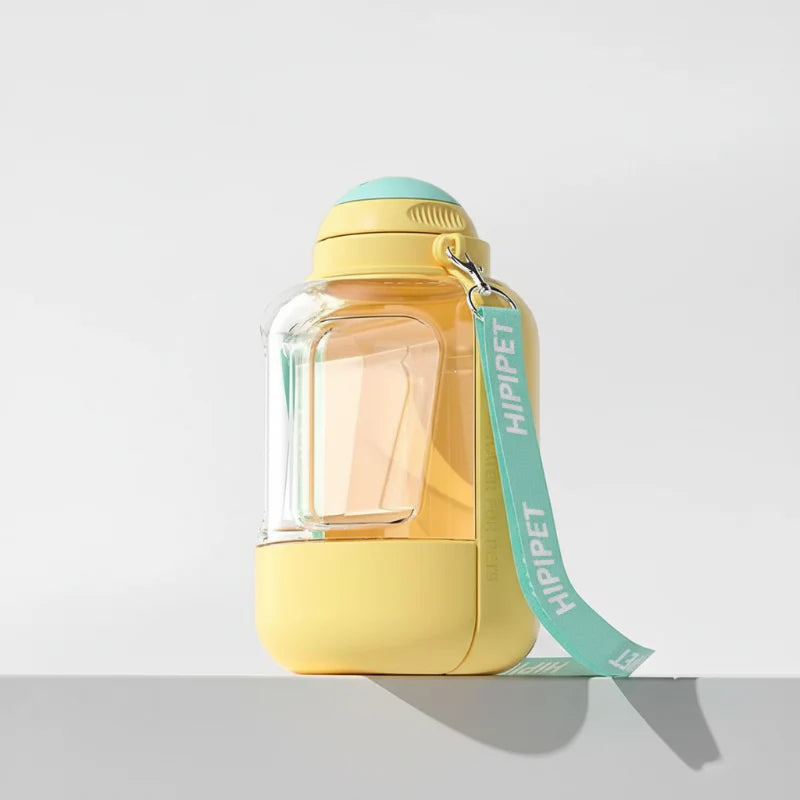 Gourde de voyage pour chien jaune et verte avec un design pratique et une sangle de transport