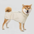 Chien portant un imperméable confort pour chien beige de la marque Oscar et Plume