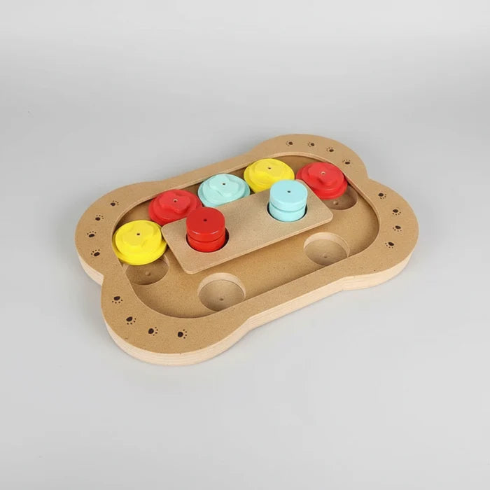 Jeu interactif chien en bois avec pièces colorées conçu par Oscar et Plume pour stimuler l'esprit canin