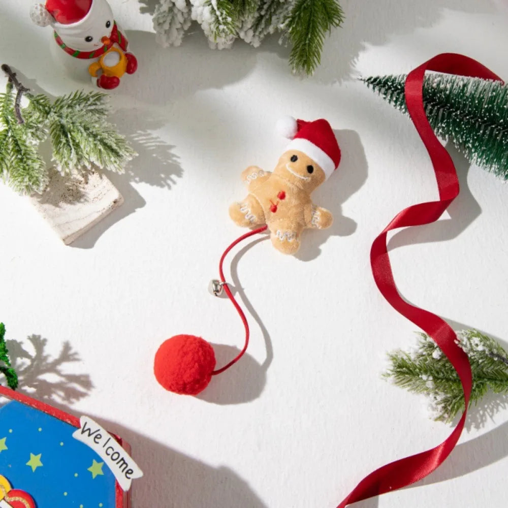 Jouet de Noël pour chat représentant un bonhomme en pain d'épices avec un grelot et une boule en feutre