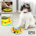 jouet-distributeur-de-croquette-chien-stimulant-pour-une-meilleur-digestion-caniche-heureux-qui-met-sa-patte-sur-le-jouet-pour-faire-descendre-les-croquettes