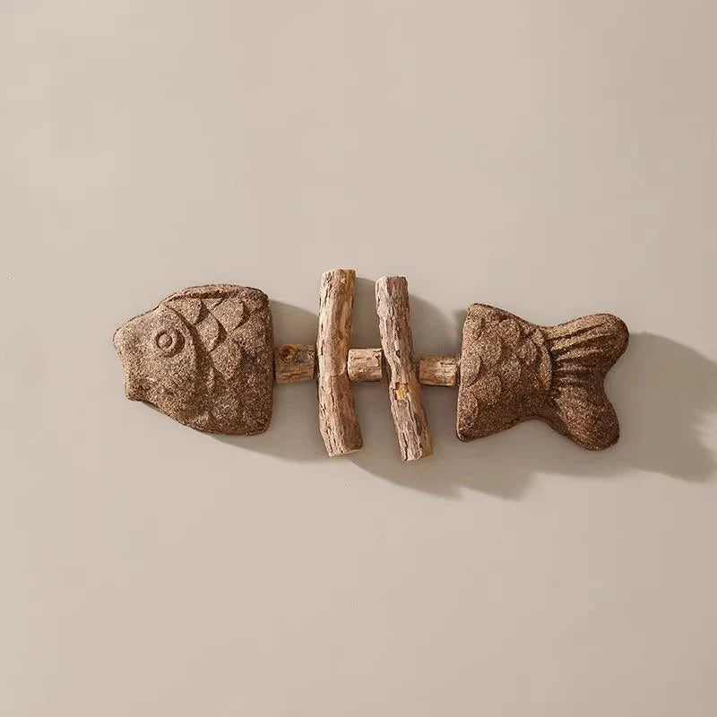 Jouet poisson pour chat en bois naturel avec une texture attrayante pour amuser votre animal