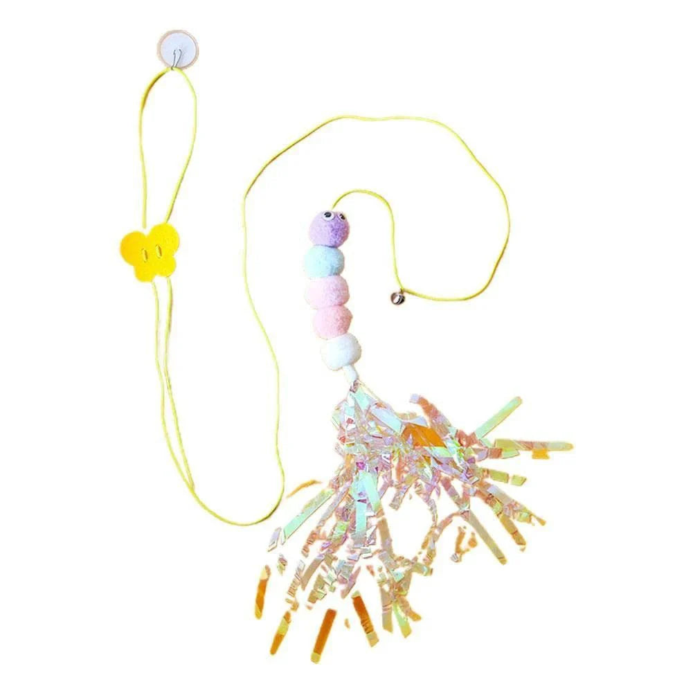 Jouet pour chat Oscar et Plume avec tête chenille colorée et rubans brillants accroché à une ficelle jaune