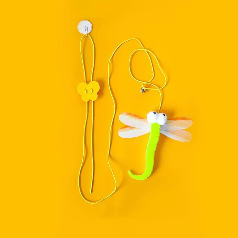 Jouet pour chat dragonfly vert fluo avec ailes translucides et clochette sur fond jaune