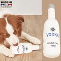 jouet-pour-chien-avec-couineur-peluche-pour-chiot-un-border-collie-qui-mâche-sa-jouet-en-peluche-en-forme-de-bouteille