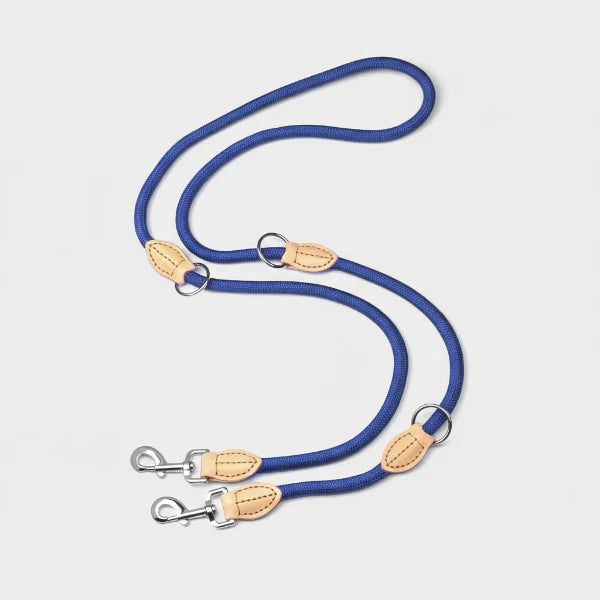 Laisse mains libres pour chien bleu avec attaches en cuir et clips métalliques robustes