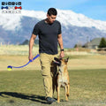 lanceurs-de-balles-pour-chien-ergonomique-un-maitre-et-son-berger-allemand-qui-joue-avec-le-lanceur-de-balle-dans-le-parc